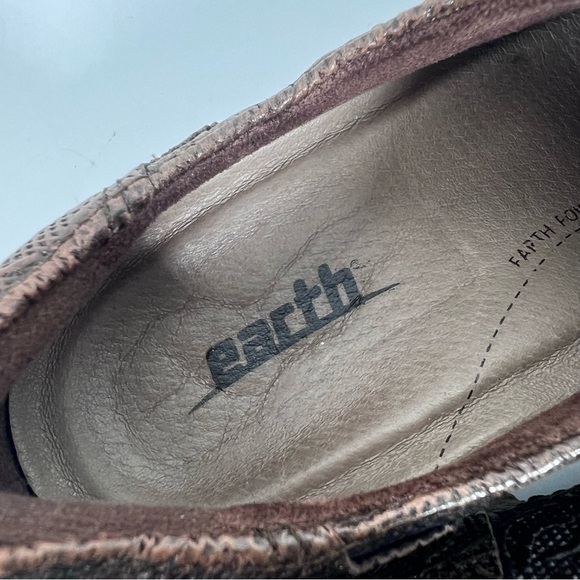 EARTH Blythe 9.5 Almond Slip on Tooled Weathered Leather loafer - Picture 5 of 8